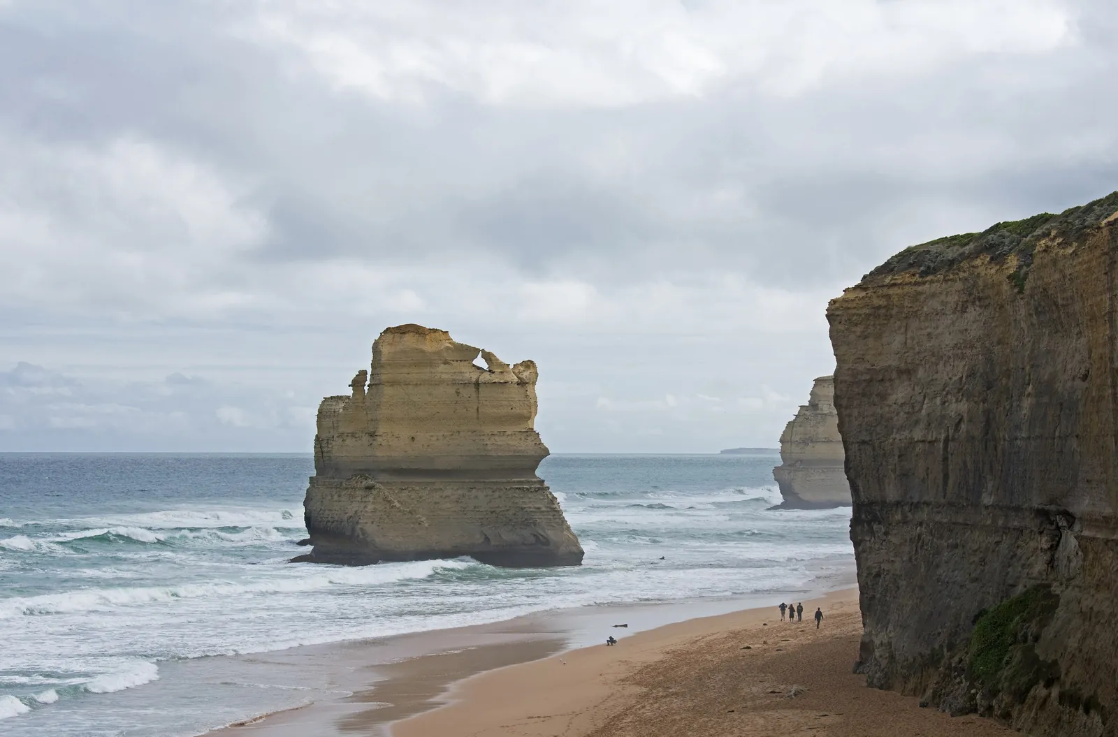 A Twelve Apostles stack seen from the beach at the foot of the Gibson Steps
